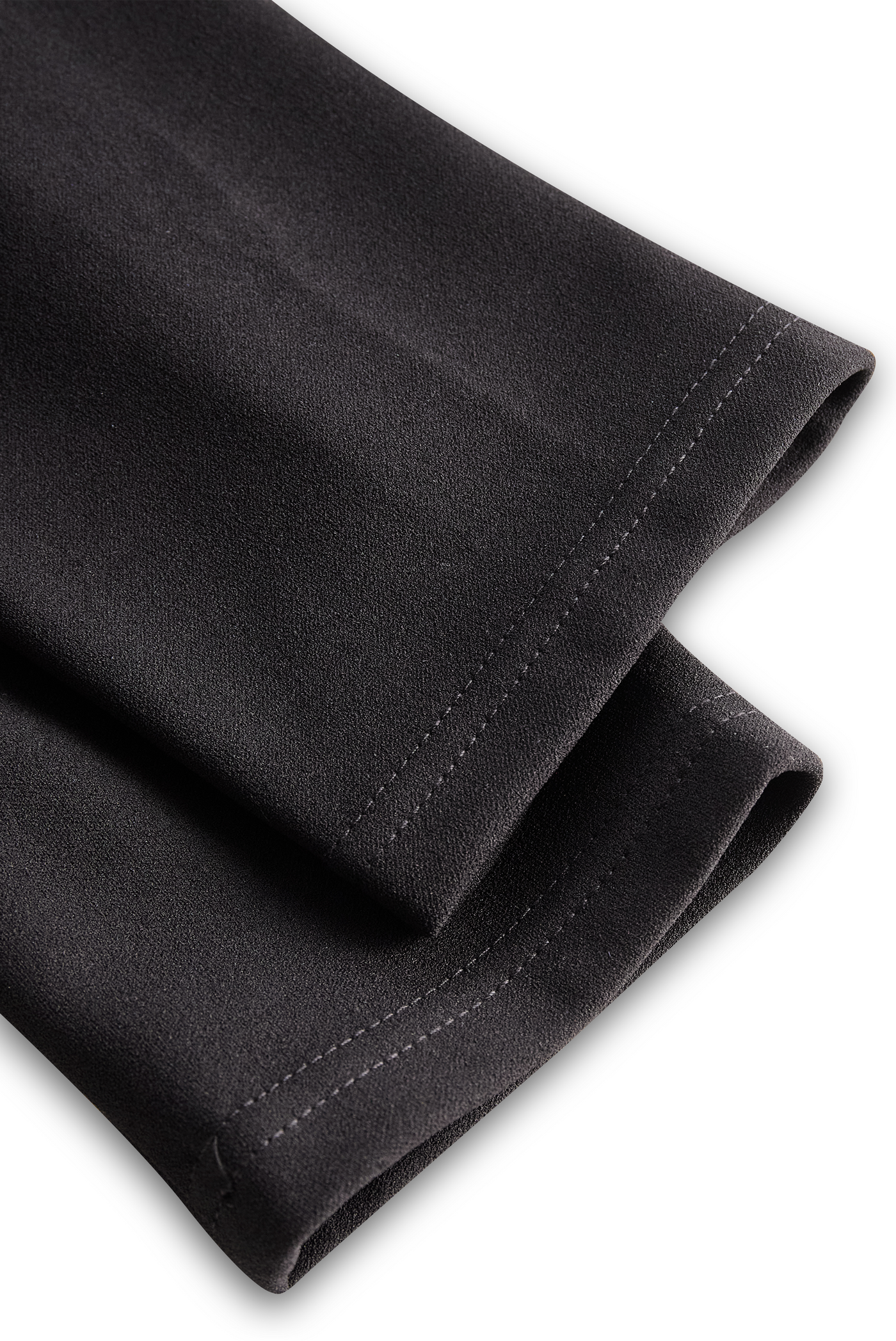 Vestido negro refinado con cinturón y cuello mandarín