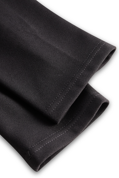 Vestido negro refinado con cinturón y cuello mandarín