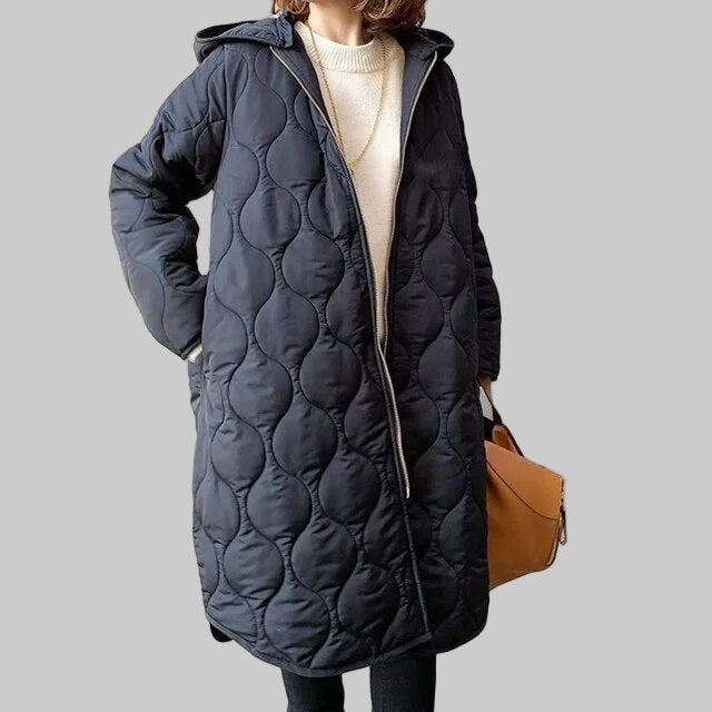 PRISCILLA™ | PARKA CON CAPUCHA Y DETALLES CUIDADOSOS